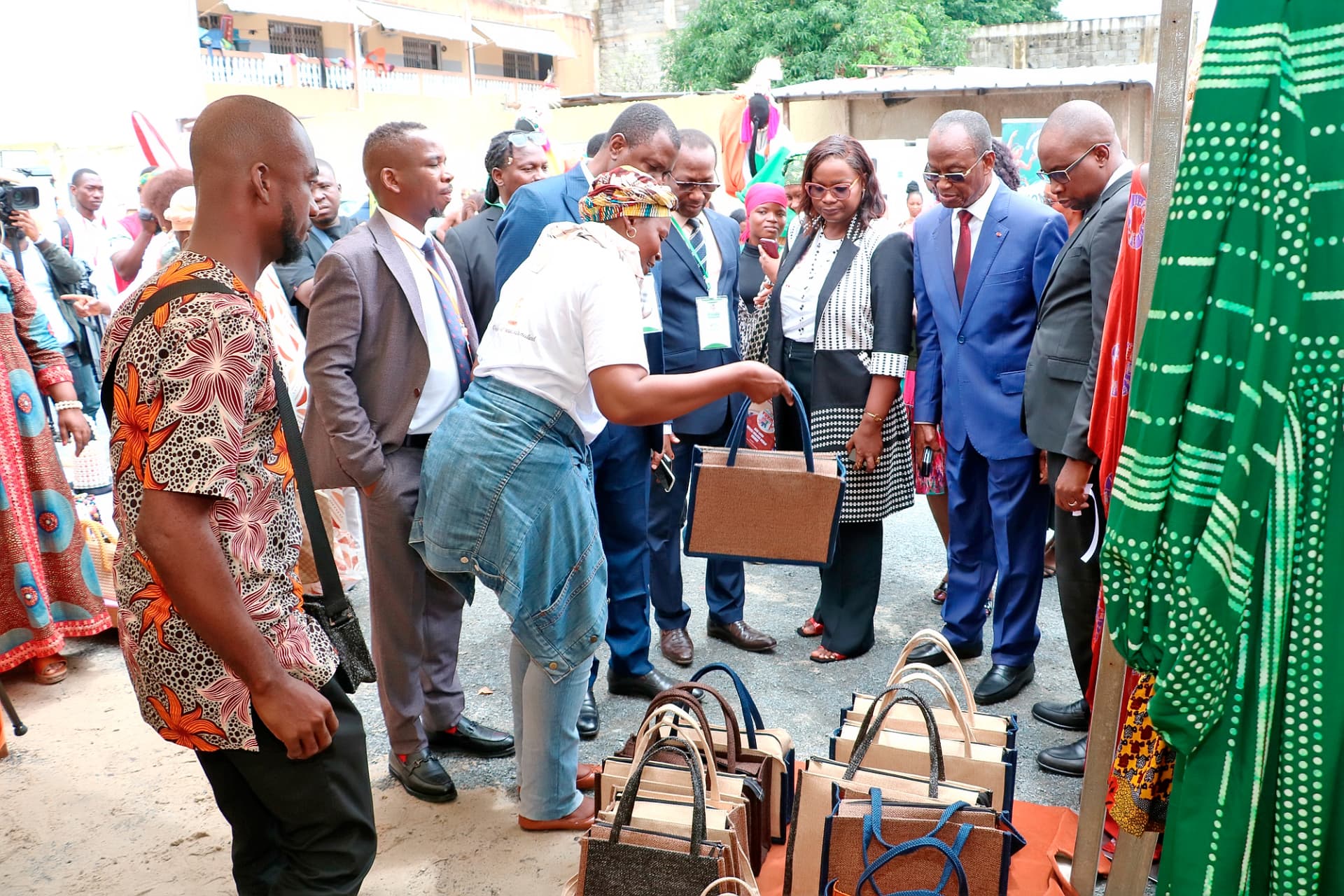 Stand de maroquinerie présentant des sacs artisanaux