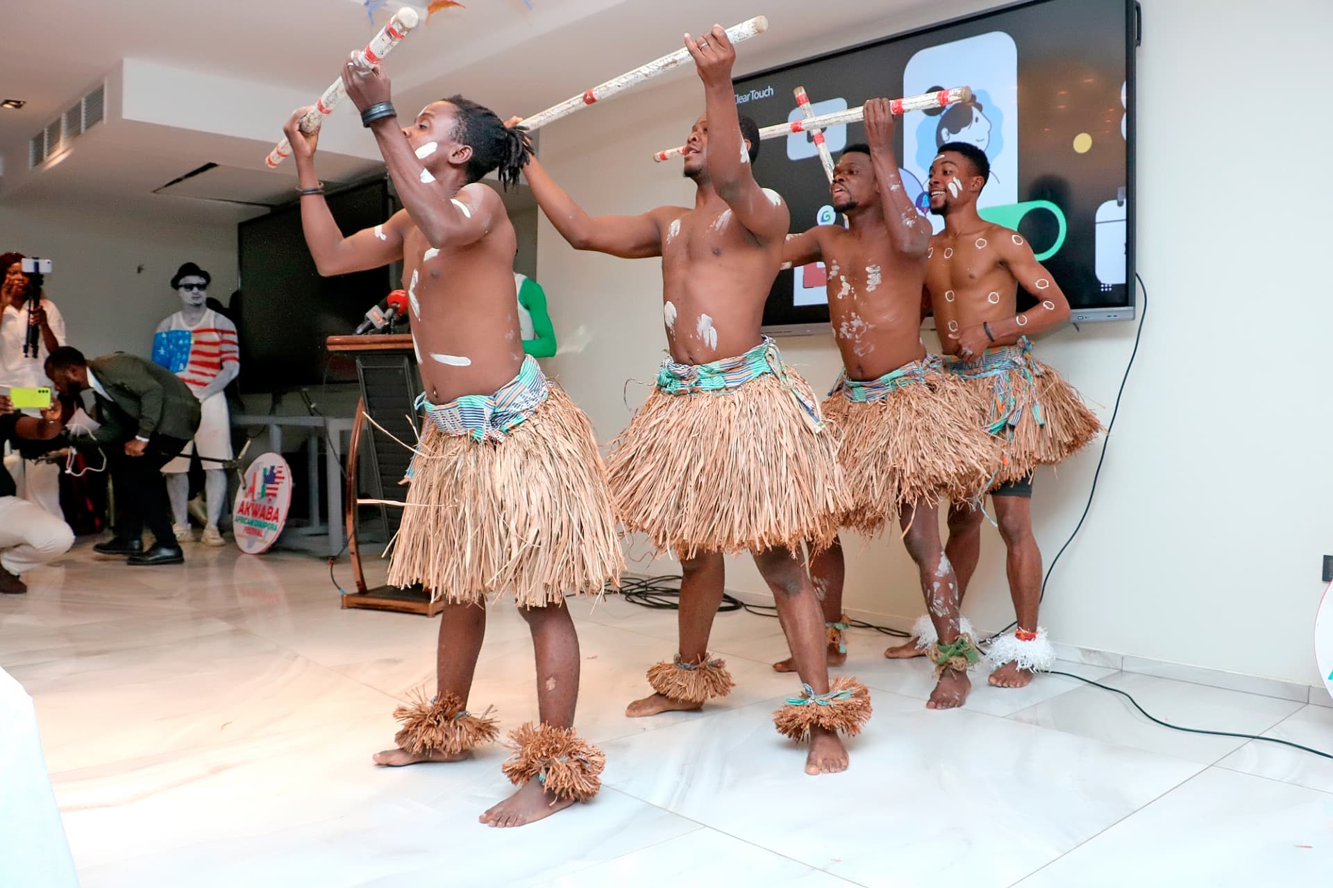 Danseurs traditionnels en performance au festival