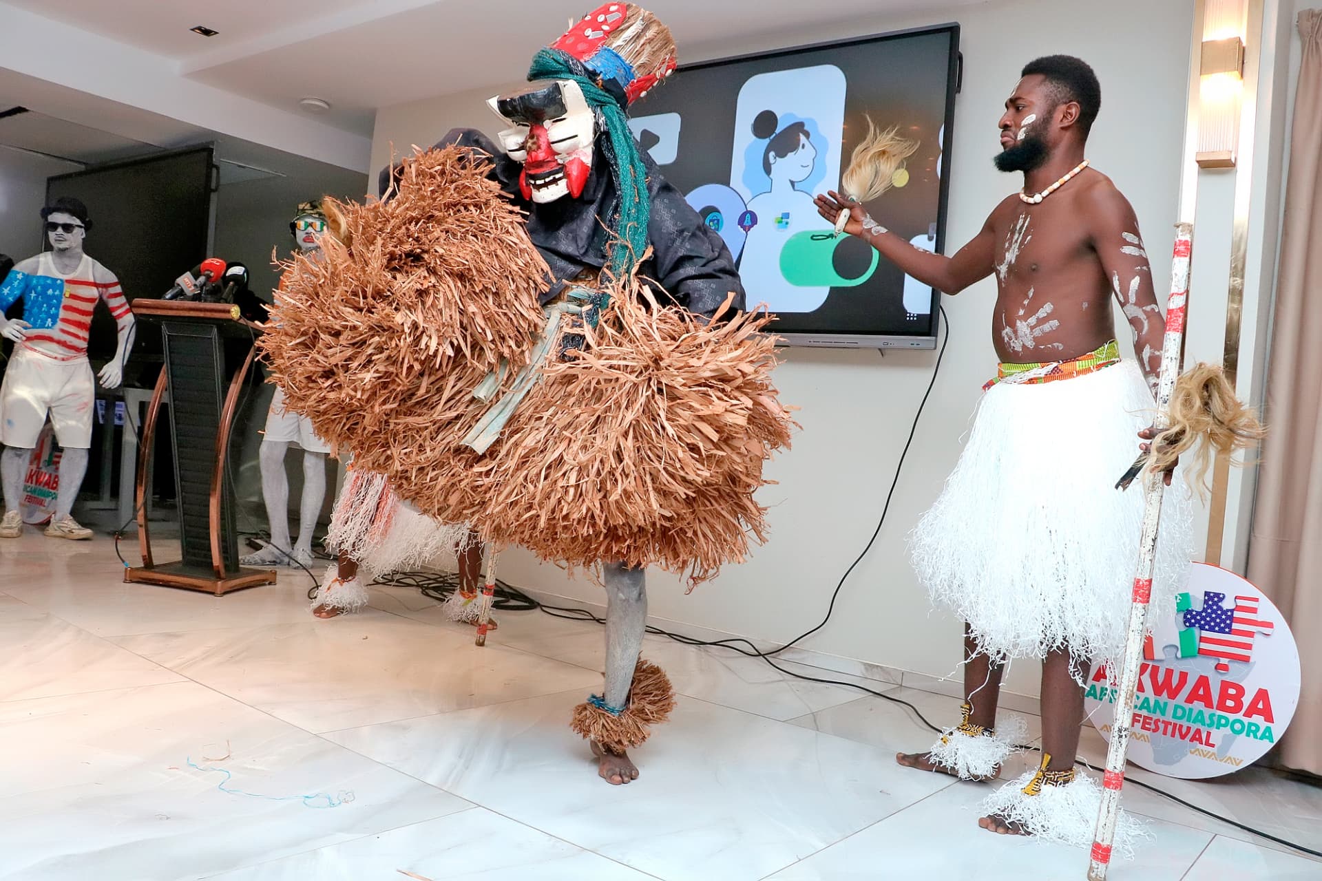 Danseur masqué devant le public
