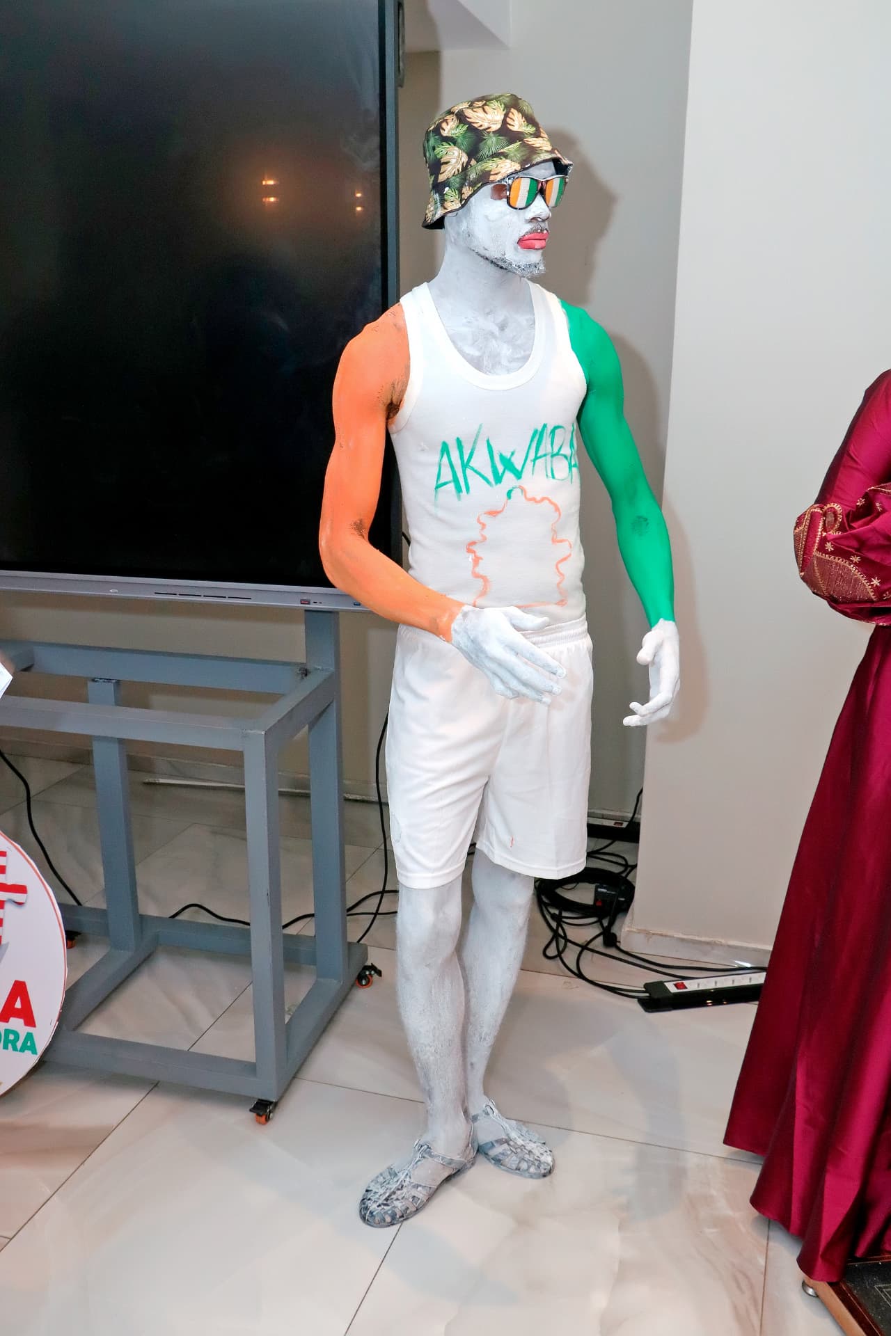 Mascotte Akwaba en tenue sportive aux couleurs du festival